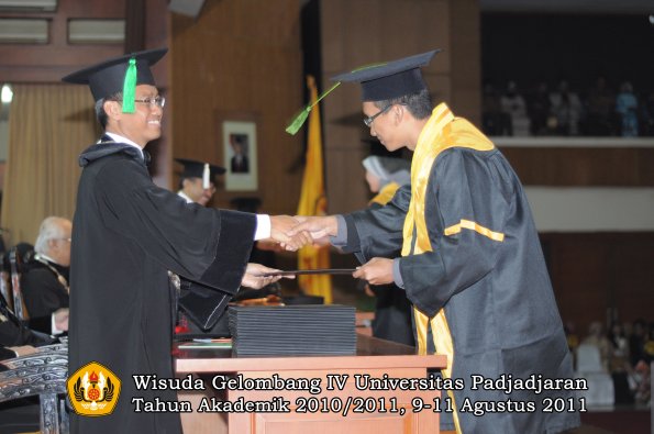 wisuda-fk-oleh-dekan-064