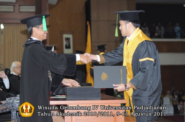 wisuda-fk-oleh-dekan-065