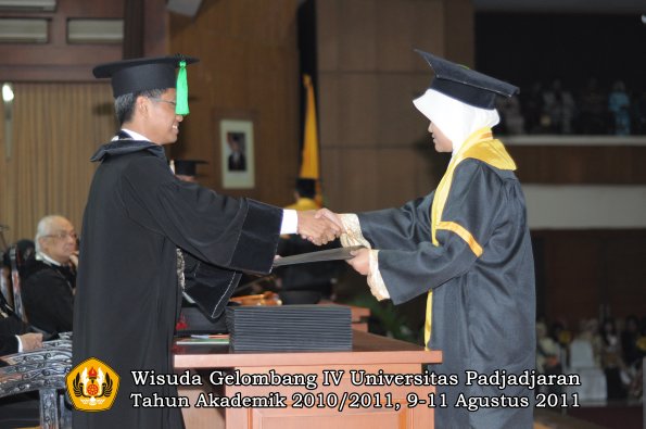 wisuda-fk-oleh-dekan-066