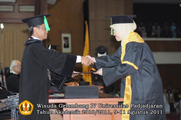 wisuda-fk-oleh-dekan-067