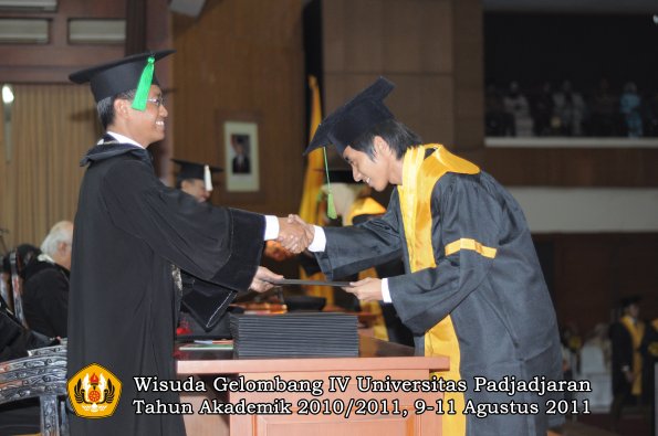 wisuda-fk-oleh-dekan-068