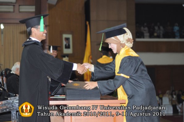 wisuda-fk-oleh-dekan-069