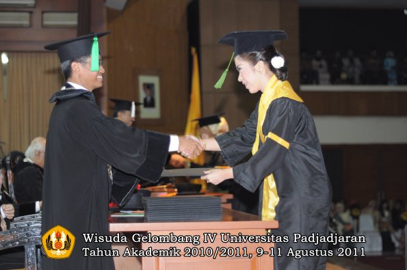 wisuda-fk-oleh-dekan-070