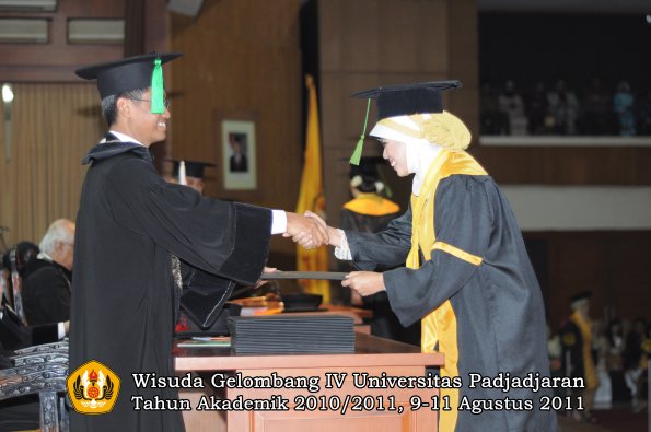 wisuda-fk-oleh-dekan-071