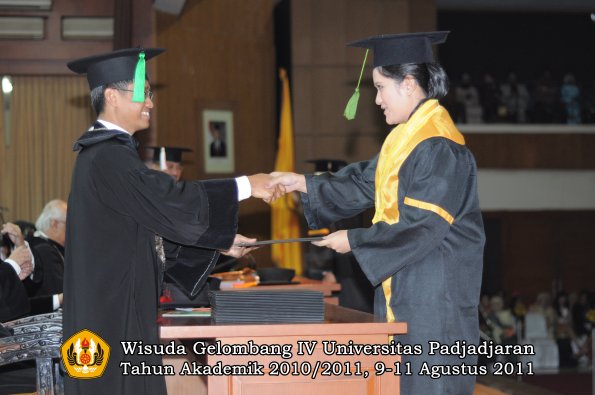 wisuda-fk-oleh-dekan-072