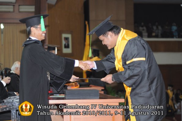 wisuda-fk-oleh-dekan-073