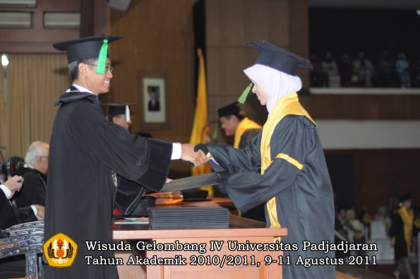 wisuda-fk-oleh-dekan-074