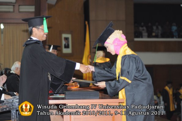 wisuda-fk-oleh-dekan-076