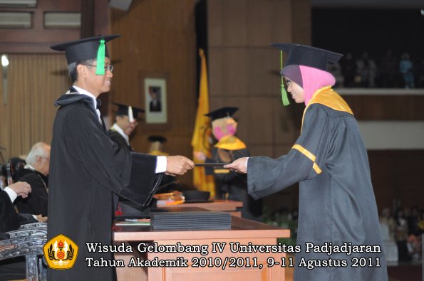 wisuda-fk-oleh-dekan-077