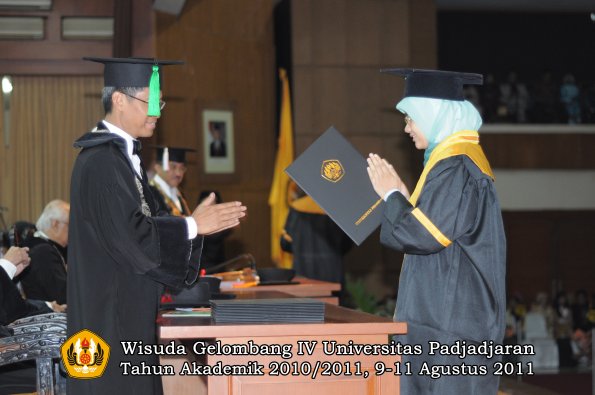 wisuda-fk-oleh-dekan-078