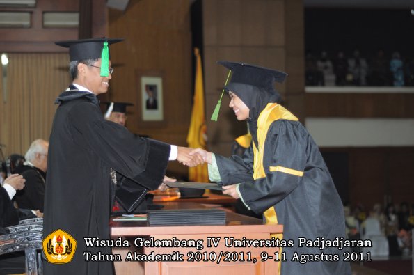 wisuda-fk-oleh-dekan-079