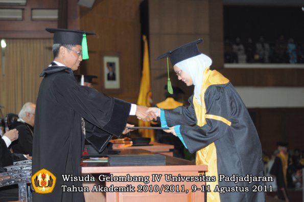 wisuda-fk-oleh-dekan-080