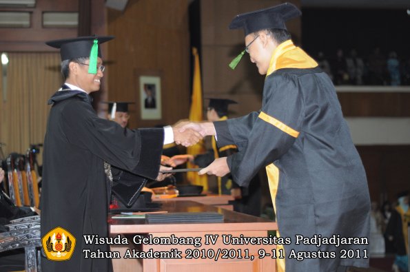 wisuda-fk-oleh-dekan-084