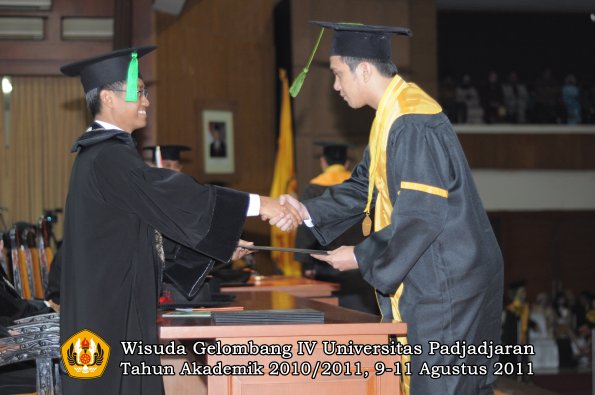 wisuda-fk-oleh-dekan-085