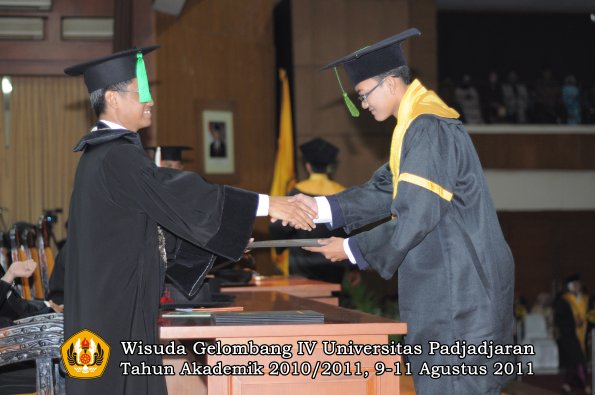 wisuda-fk-oleh-dekan-086