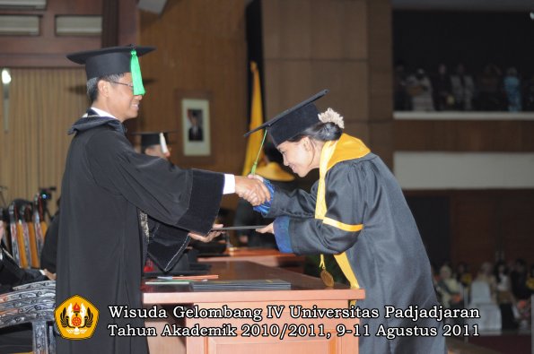 wisuda-fk-oleh-dekan-087