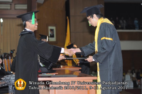 wisuda-fk-oleh-dekan-088