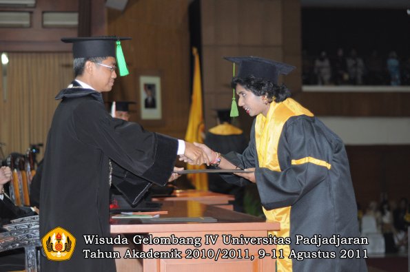 wisuda-fk-oleh-dekan-089