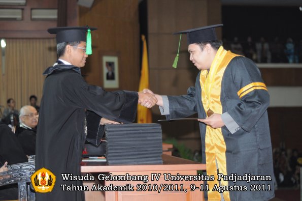 wisuda-fk-oleh-dekan-090