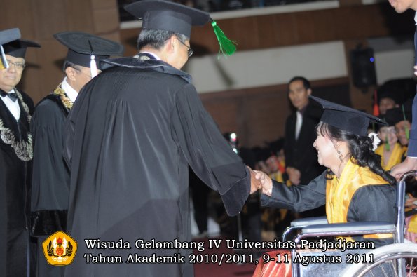 wisuda-fk-oleh-dekan-091