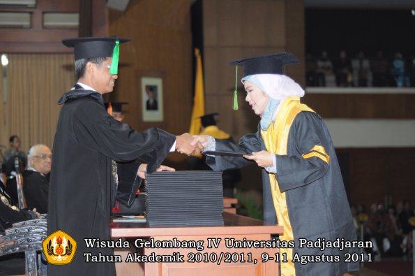 wisuda-fk-oleh-dekan-092