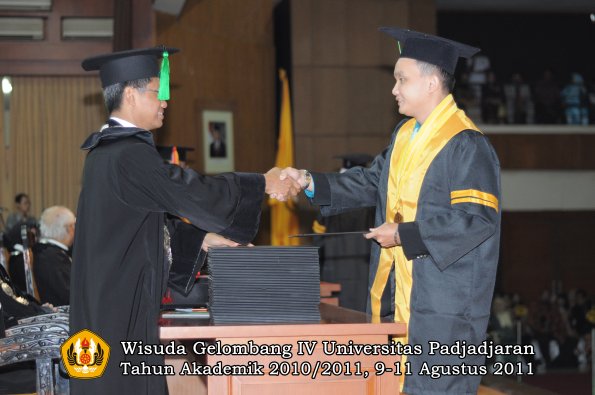 wisuda-fk-oleh-dekan-093