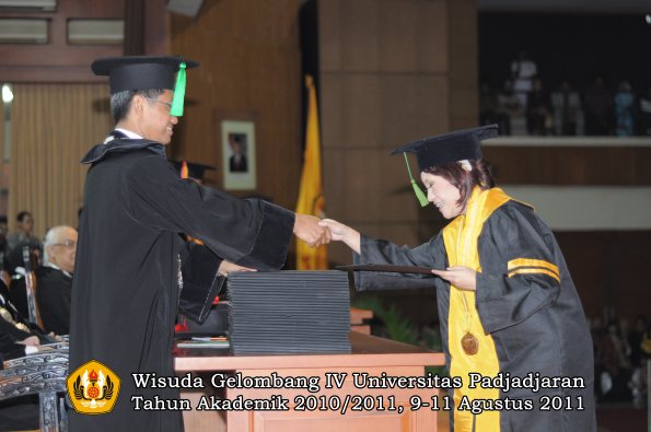 wisuda-fk-oleh-dekan-094