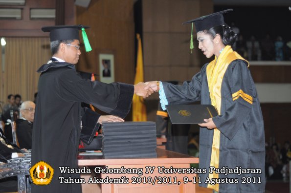 wisuda-fk-oleh-dekan-095