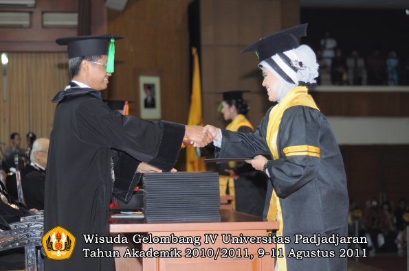 wisuda-fk-oleh-dekan-096