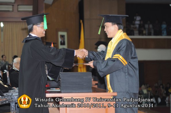 wisuda-fk-oleh-dekan-097