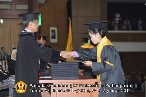 wisuda-fk-oleh-dekan-098