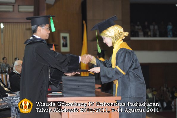 wisuda-fk-oleh-dekan-099