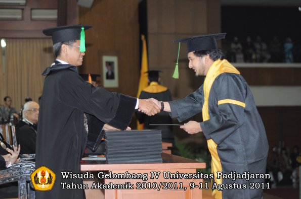 wisuda-fk-oleh-dekan-101