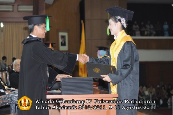 wisuda-fk-oleh-dekan-106