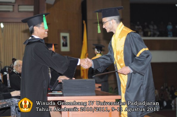 wisuda-fk-oleh-dekan-107