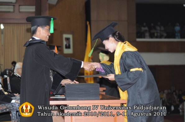 wisuda-fk-oleh-dekan-109