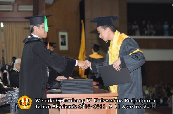 wisuda-fk-oleh-dekan-111