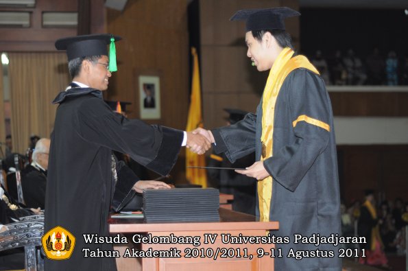 wisuda-fk-oleh-dekan-112