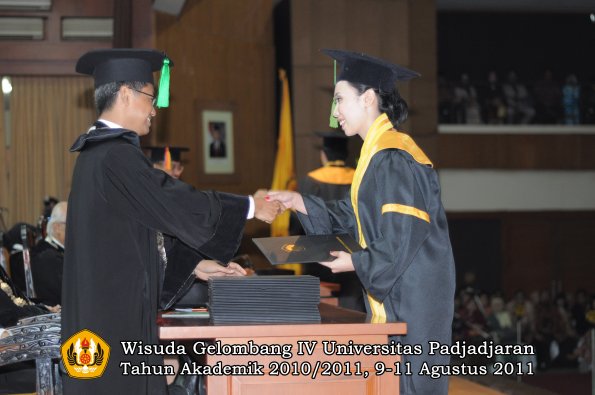 wisuda-fk-oleh-dekan-113