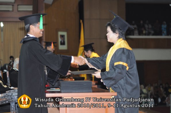 wisuda-fk-oleh-dekan-117