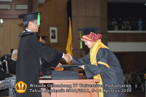 wisuda-fk-oleh-dekan-120