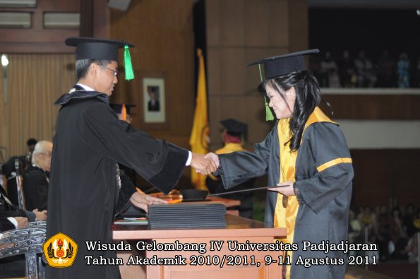 wisuda-fk-oleh-dekan-121