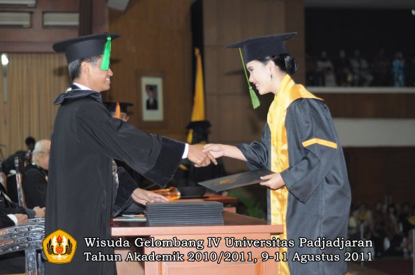 wisuda-fk-oleh-dekan-122