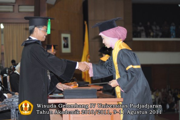 wisuda-fk-oleh-dekan-123