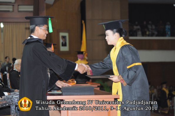 wisuda-fk-oleh-dekan-124