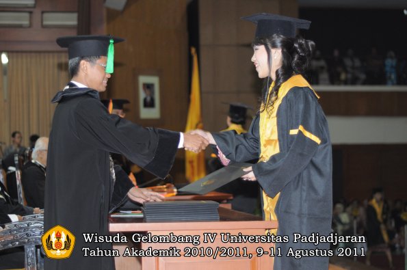 wisuda-fk-oleh-dekan-125