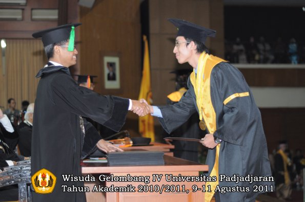 wisuda-fk-oleh-dekan-126