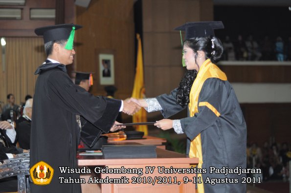 wisuda-fk-oleh-dekan-127