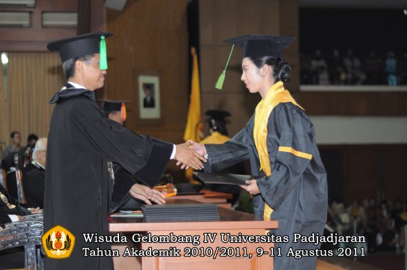 wisuda-fk-oleh-dekan-128