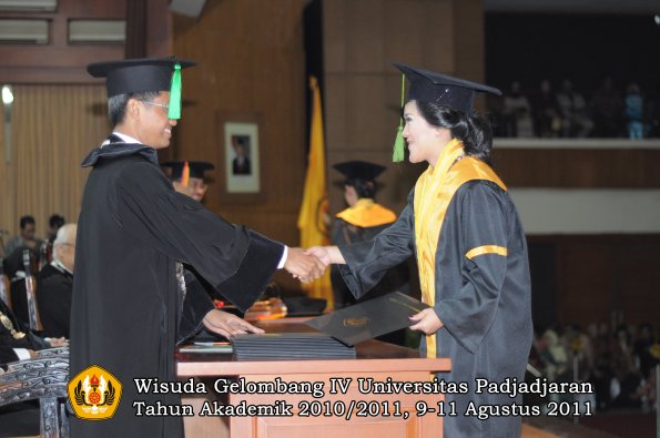 wisuda-fk-oleh-dekan-129